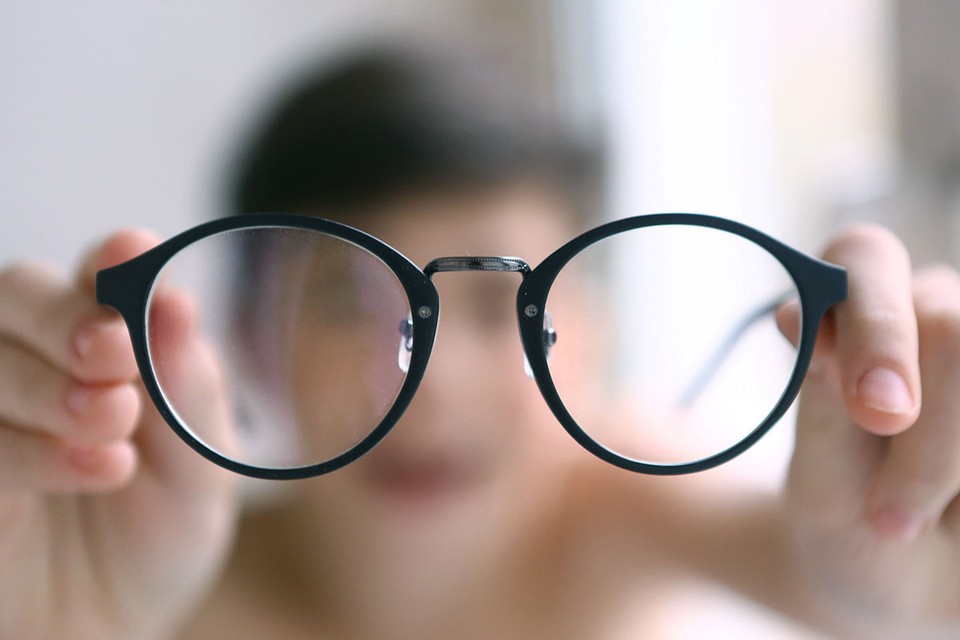 Близорукость вызывает плоскостопие и сколиоз: как плохое зрение влияет на здоровье
