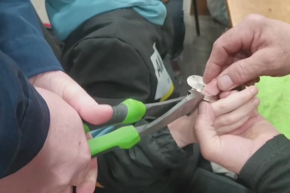 В Липецке спасатели сняли с пальца 8-летнего школьника дверной глазок