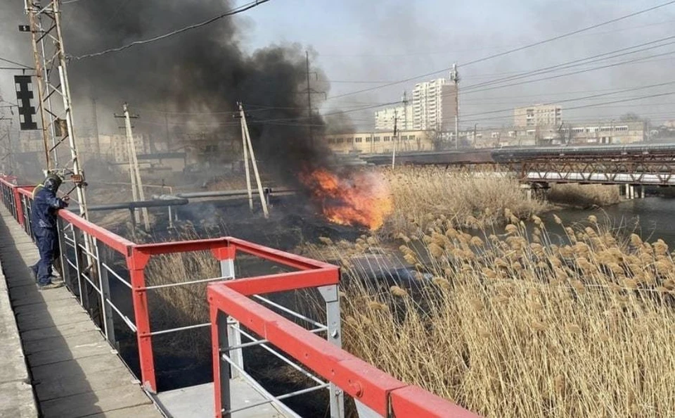 В Астрахани на улице Софьи Перовской горело камышовое поле