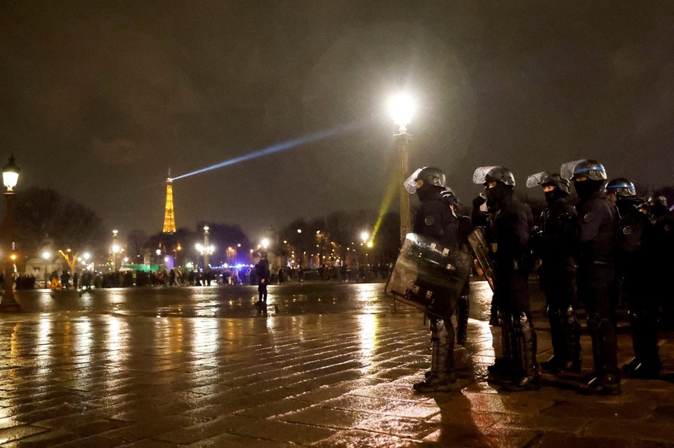 Протесты продолжают сотрясать Францию: В полицейских летят камни и петарды, десятки человек задержаны