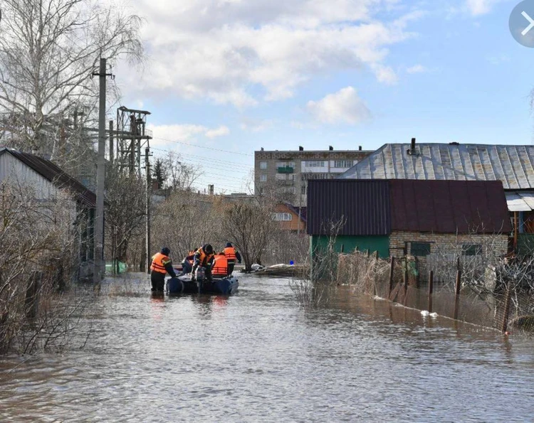 «Не раздумывая бросился в ледяную воду»: водитель «скорой» спас тонувшего пенсионера