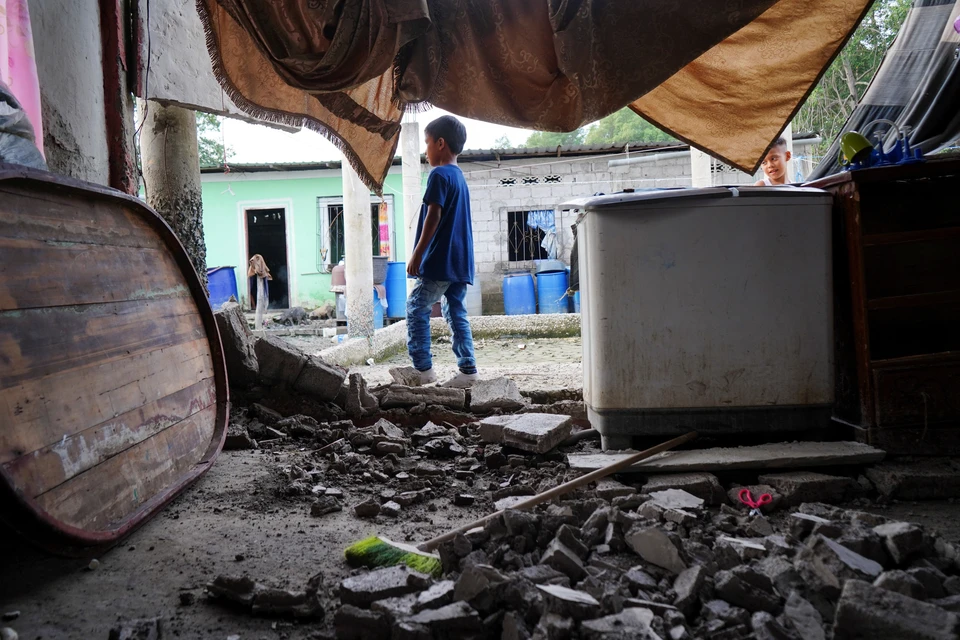 Число погибших от землетрясения в Эквадоре увеличилось до 12 человек.