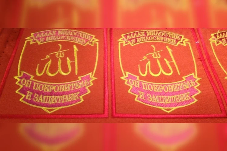 «В окопах неверующих нет»: в Самаре мастерица вышивает мусульманские шевроны с арабской вязью для бойцов СВО