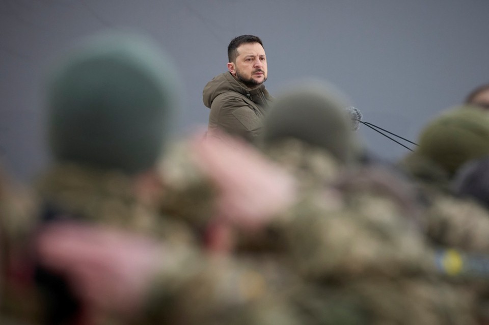 Зеленского закатывают в асфальт: Украине предрекли революцию