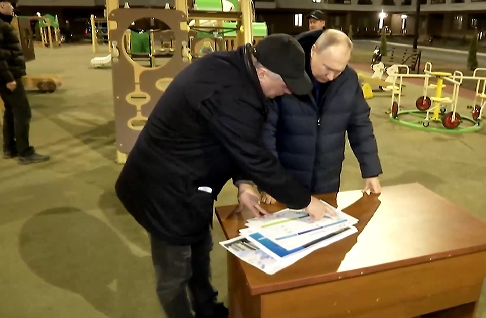 Песков сообщил, что поход Путина в гости к жителям Мариуполя не был запланирован