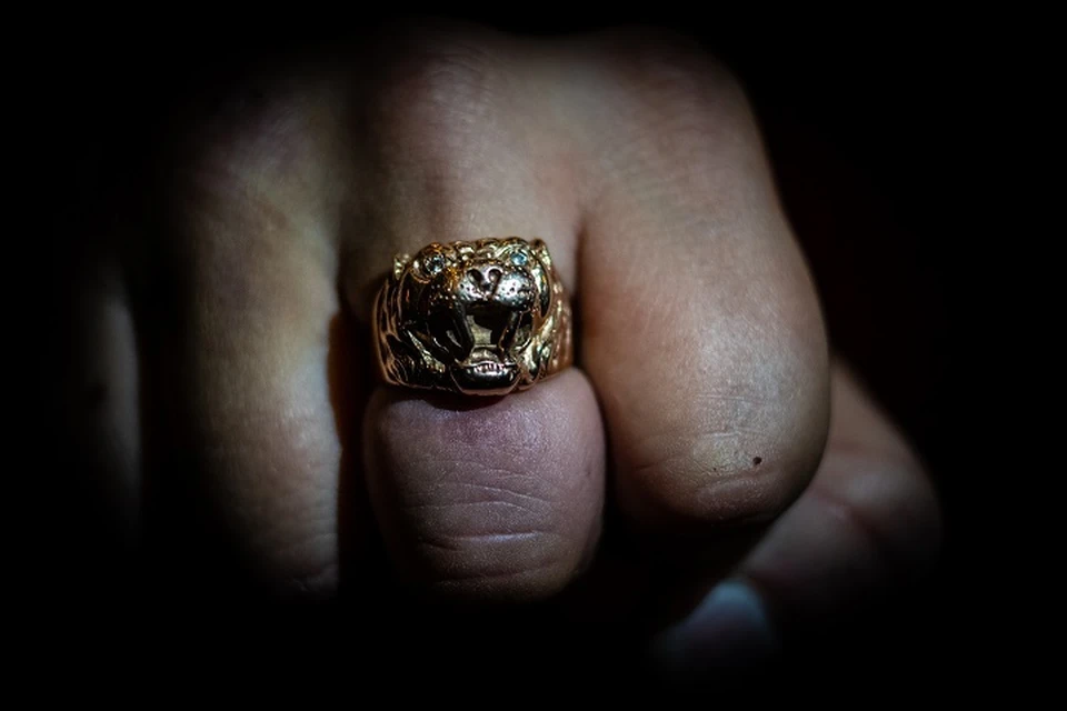 Золотые кольца украли. Перстень мужской. Кольцо за 35 тысяч. Lv мужское кольцо.