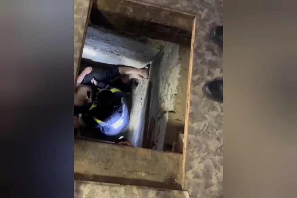 Пострадавший застрял между стеллажом и железным прутом. Фото: Служба спасения Орска