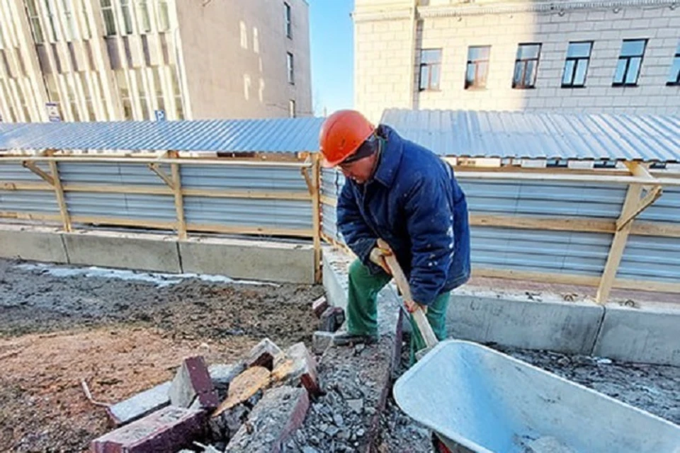 До апреля 2023 рабочие будут заняты демонтажем отслуживших свое конструкций. Фото: "Минскстрой"