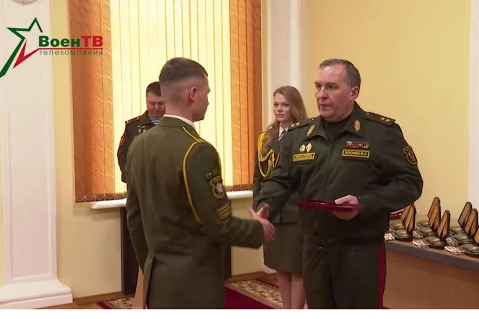 Глава Минобороны наградил летчиков, которые отвели самолет от населенного пункта. Фото6 стоп-кадр | видео телекомпания «ВоенТВ»