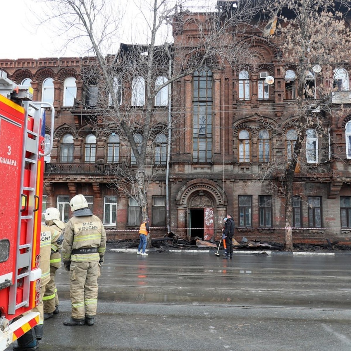 Жильцы назвали возможные причины крупного пожара в доме Челышева в Самаре -  KP.RU