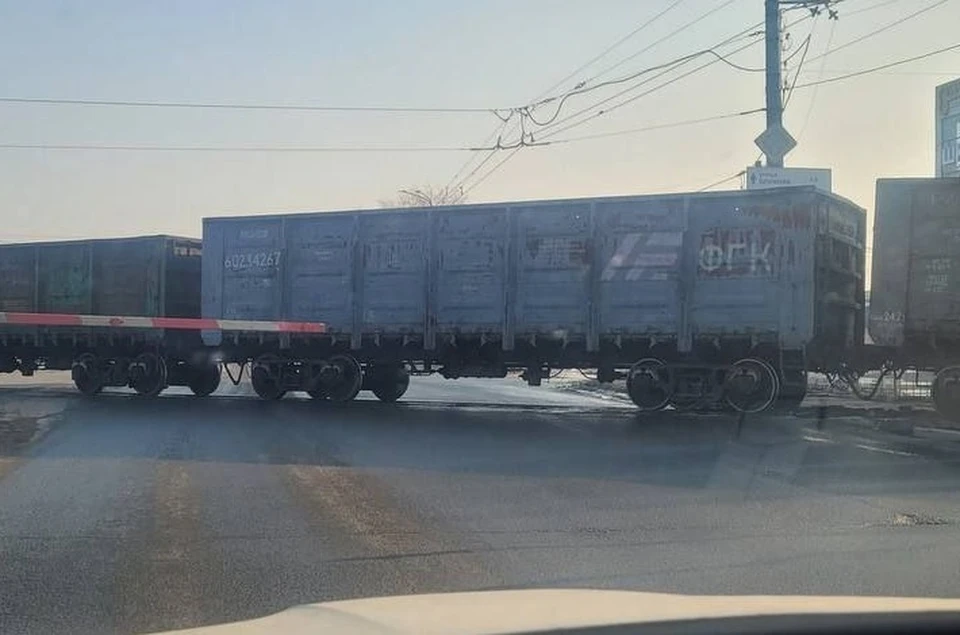 Поезд сошел с рельсов и перекрыл дорогу на улице Кузбасской в Нижнем Новгороде. Фото: t.me/dtp_nn