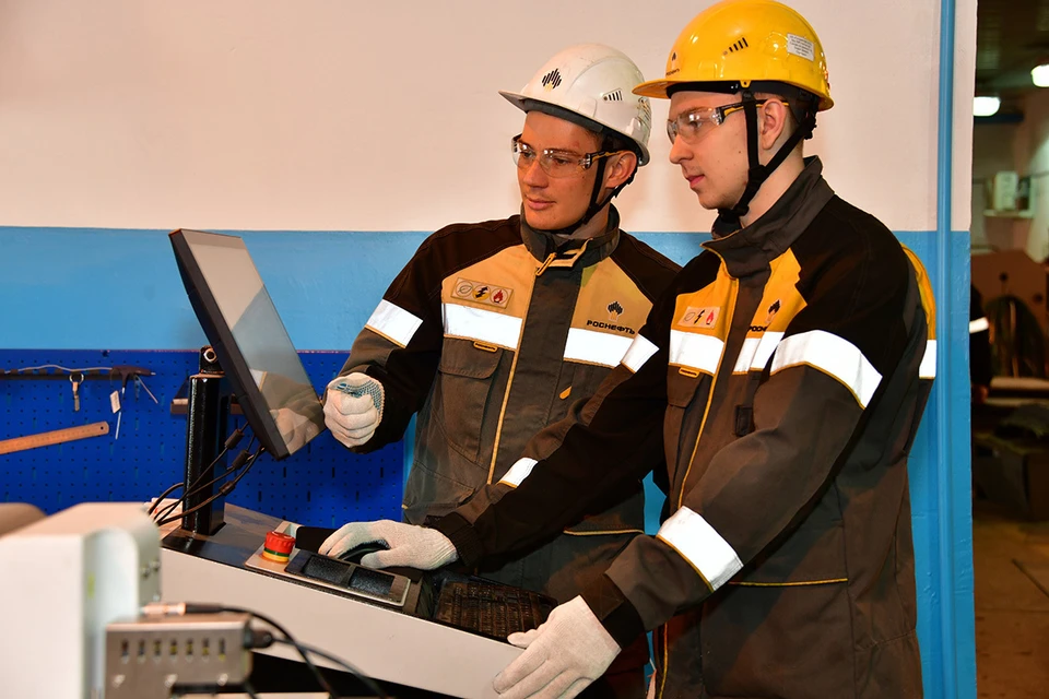 Недавний молодой специалист Кирилл Чекунов (слева) уже сам передает опыт коллегам. Фото АО «СНПЗ»