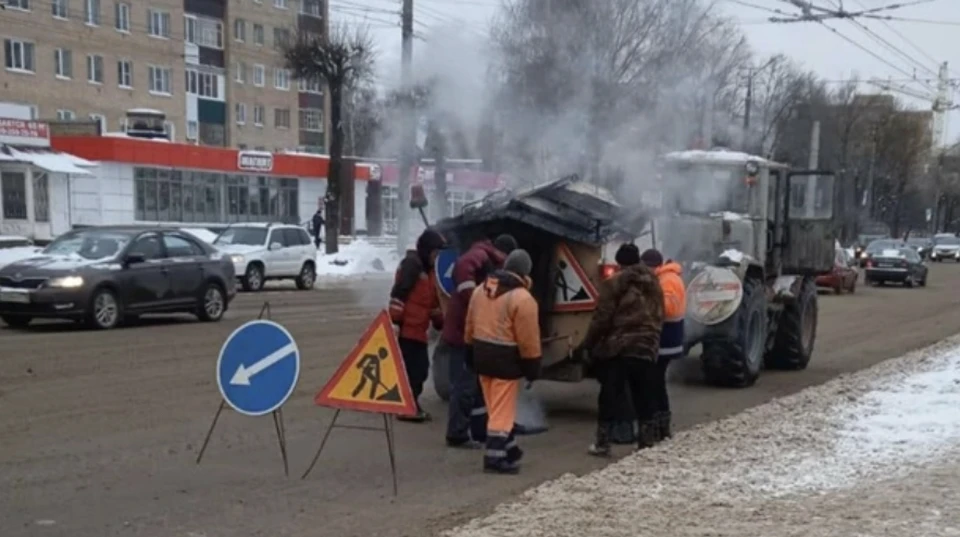 В Смоленске продолжается аварийный ямочный ремонт улиц. Фото: департамент Смоленской области по транспорту и дорожному хозяйству.