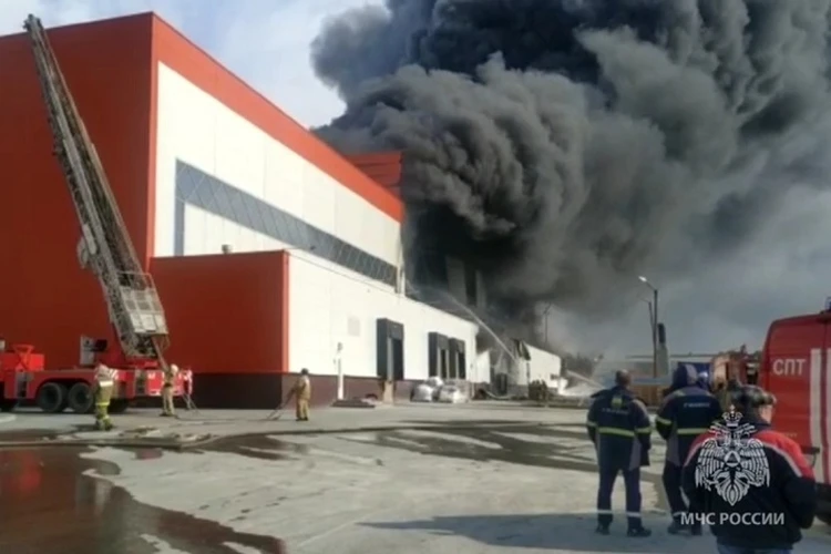 В Арамиле сильный пожар произошел на складе с лакокрасочными материалами