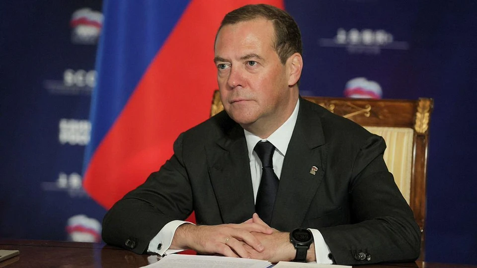Медведев назвал доставляемых на Украину военных специалистов законной целью для российской армии