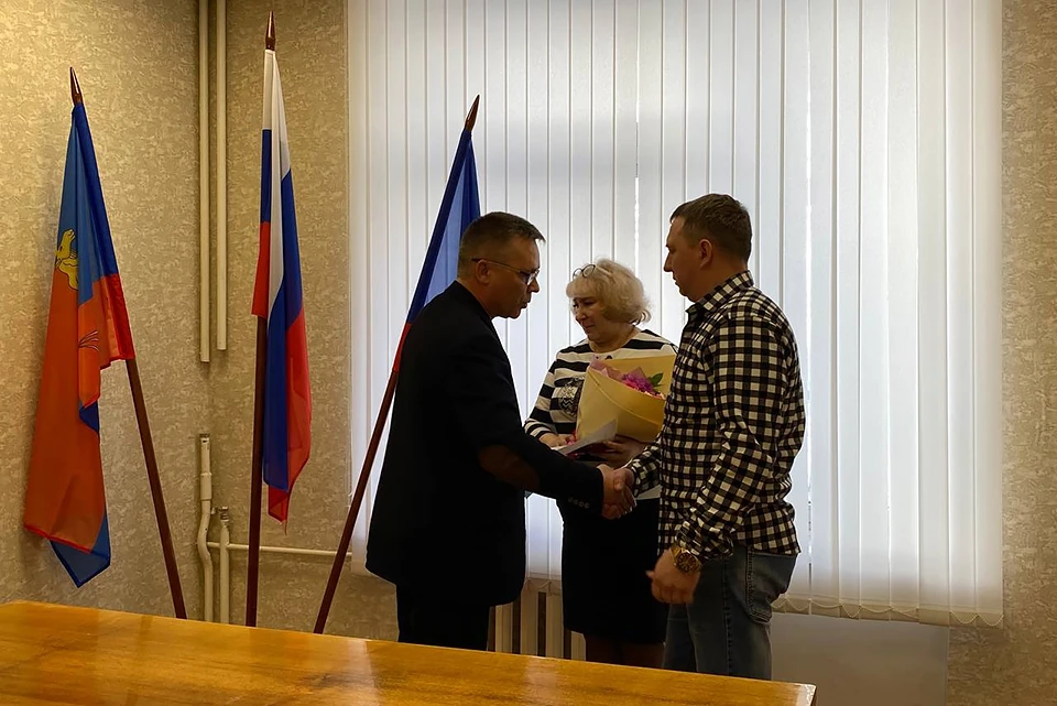 В Мончегорске родителям погибшего участника СВО Данилы Борисова передали орден Мужества за сына. Фото: Мурманский оперативный штаб