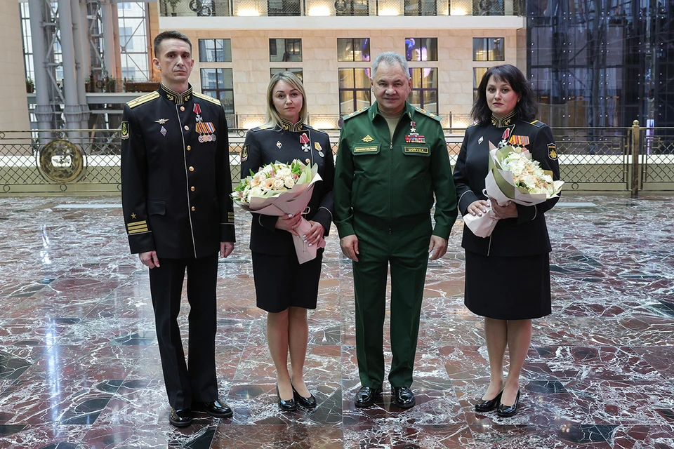 Глава военного ведомства поблагодарил военнослужащих за образцовое исполнение служебных обязанностей и поздравил их с наградами