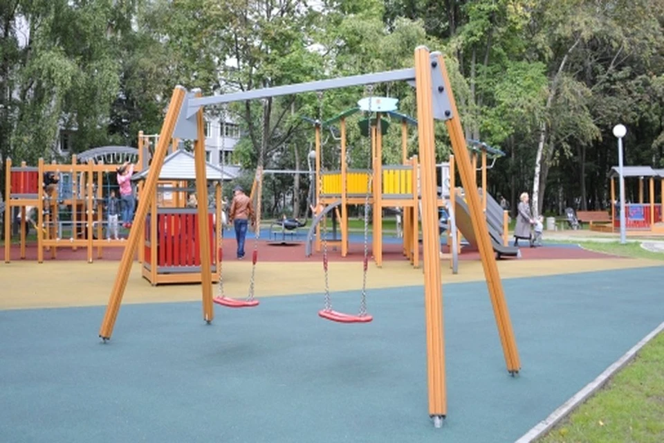 3-летнего мальчика ударило по лицу качелями.