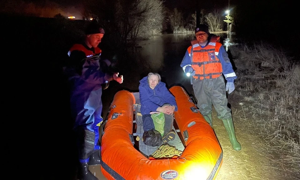 В СНТ «Рассвет» у поселка Подгородняя Покровка в Оренбургском районе в дом к женщине частично зашла талая вода