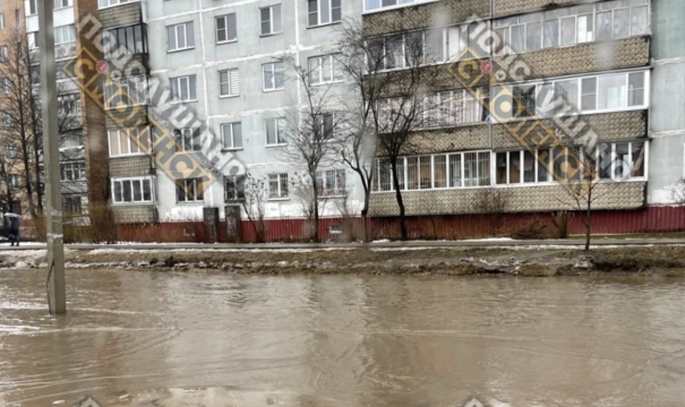 Проспект Строителей в Смоленске ушёл под воду. Фото: «Подслушано Смоленск» ВКонтакте.
