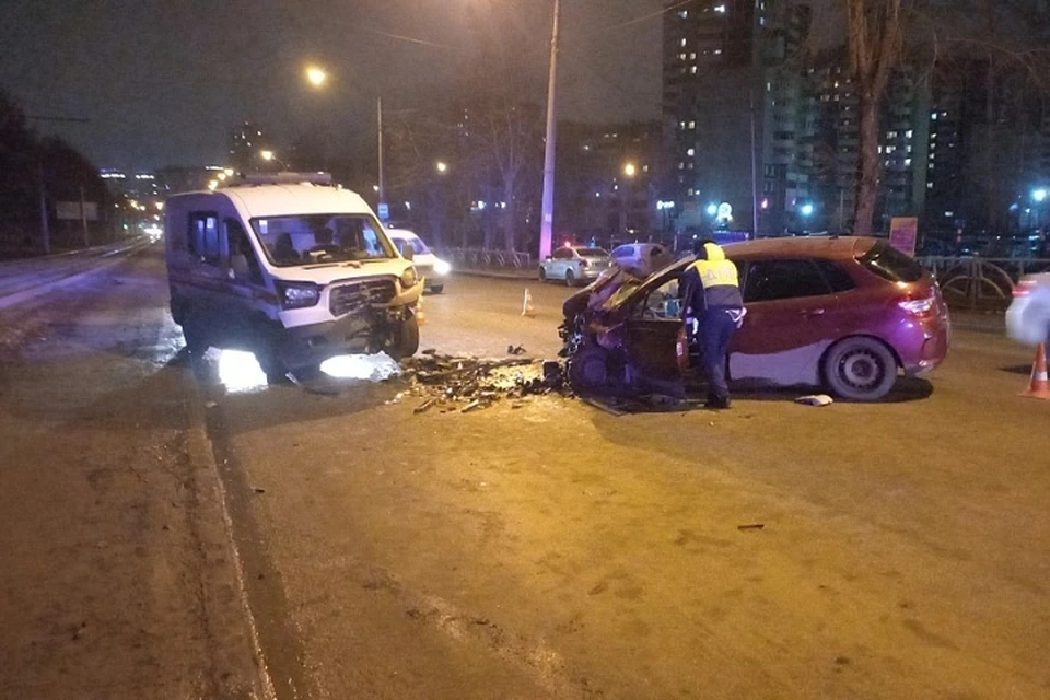 В машине предполагаемого виновника аварии сотрудники полиции обнаружили несколько емкостей с алкоголем Фото: ГИБДД Екатеринбурга