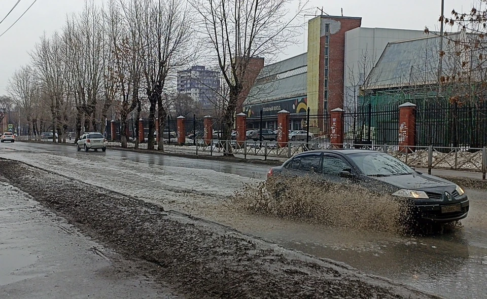 Огромная лужа и ямы на улице Лебедева.