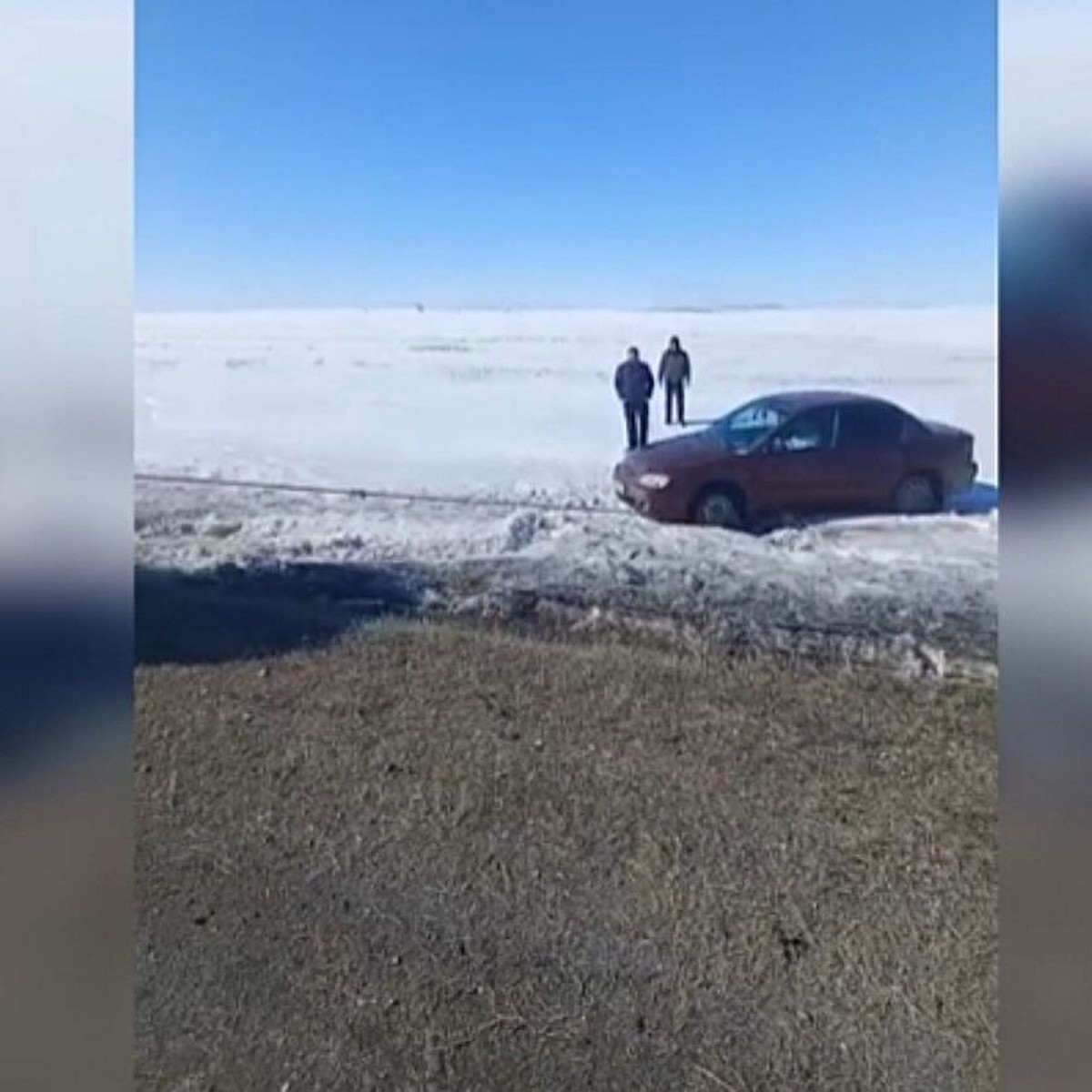 В Домбаровском районе полицейские помогли слетевшей на машине в кювет  женщине - KP.RU