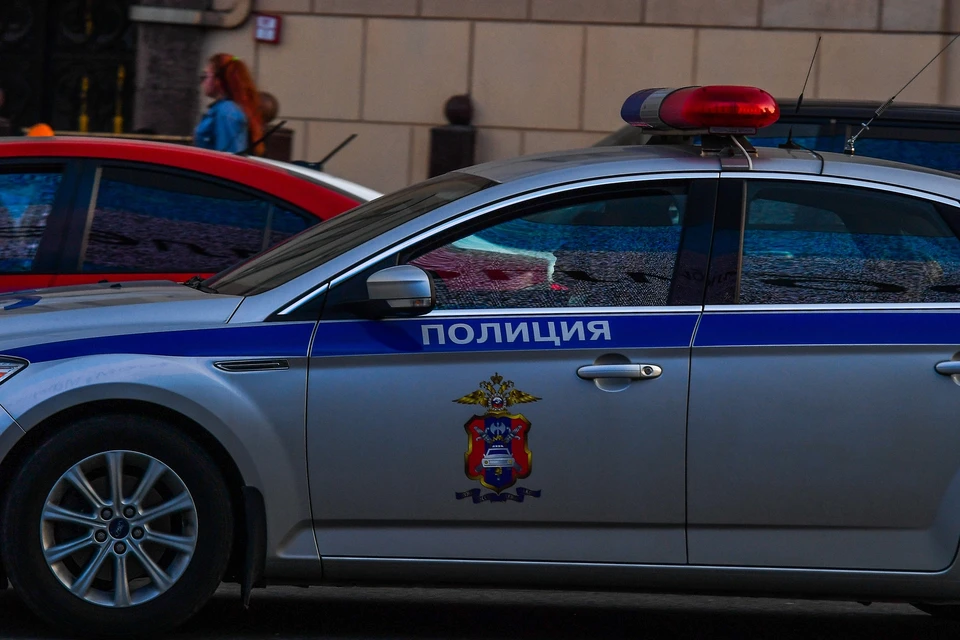 Мужчина устроил стрельбу из окна жилого дома.