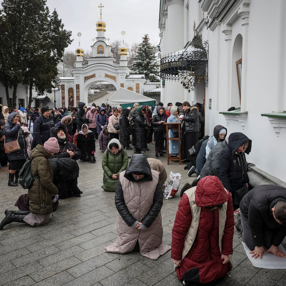 Украинских православных гонят из Киево-Печерской Лавры: 