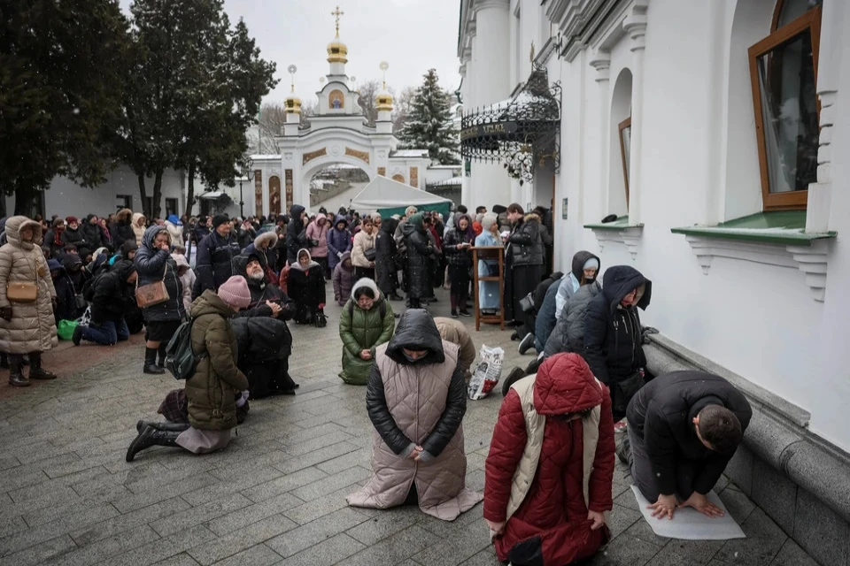 Верующие не пускают в Киево-Печерскую лавру приехавших членов комиссии заповедника