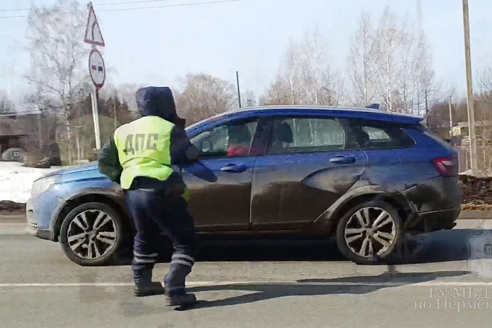 Автоледи прокатила на капоте инспектора, не желая быть задержанной. Фото: кадр видео ГУМВД по Пермскому краю.
