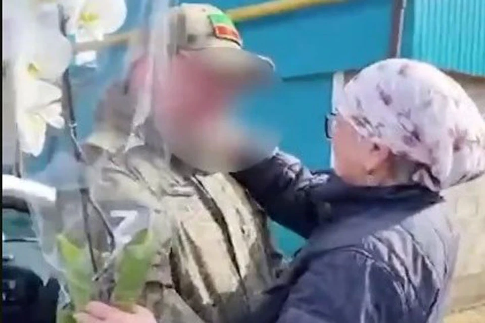 Женщина встретила сына со слезами радости