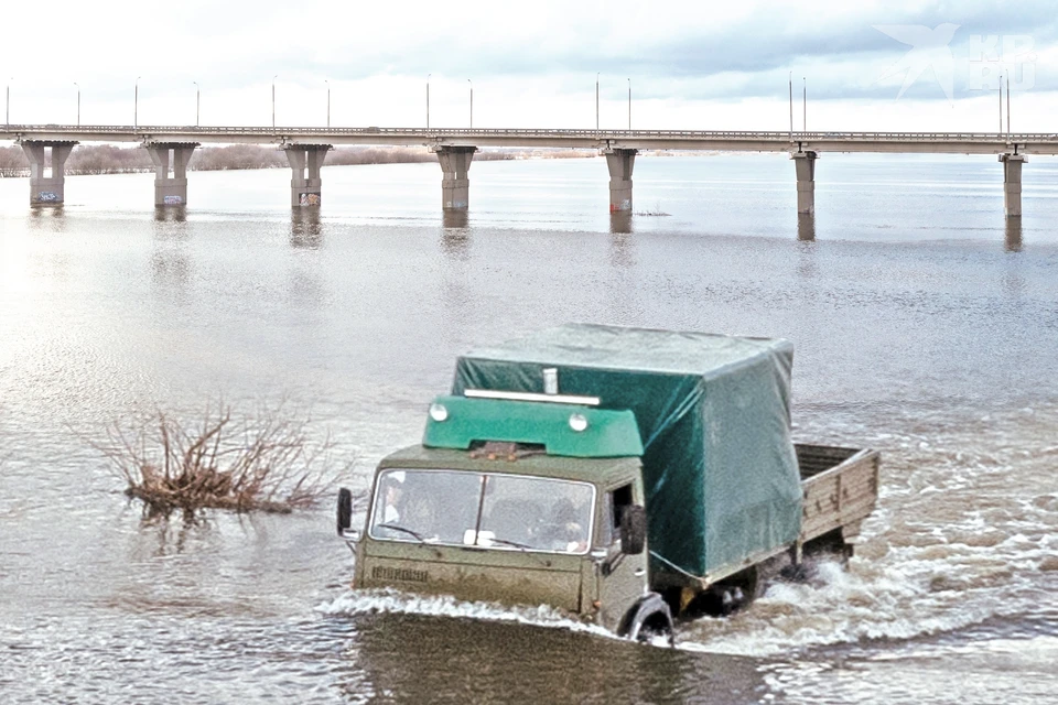 Ежедневно водители грузовиков рускуют жизнью, перевозя грузы в подтопленные села. Фото: Олег БУЦКИЙ