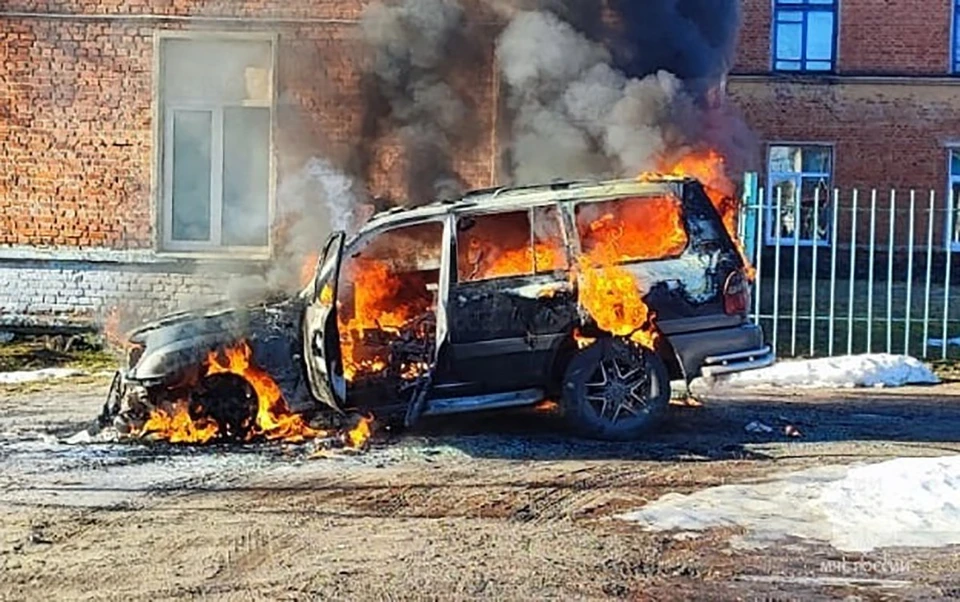 Автомобиль полностью уничтожен огнем.