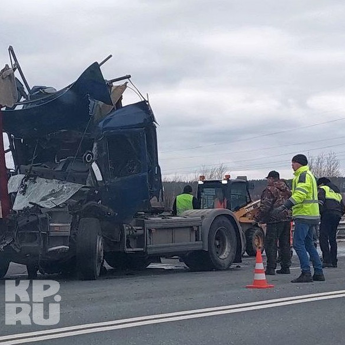 Еще появились фото с места смертельной аварии в Шиловском районе с участием  грузовиков - KP.RU