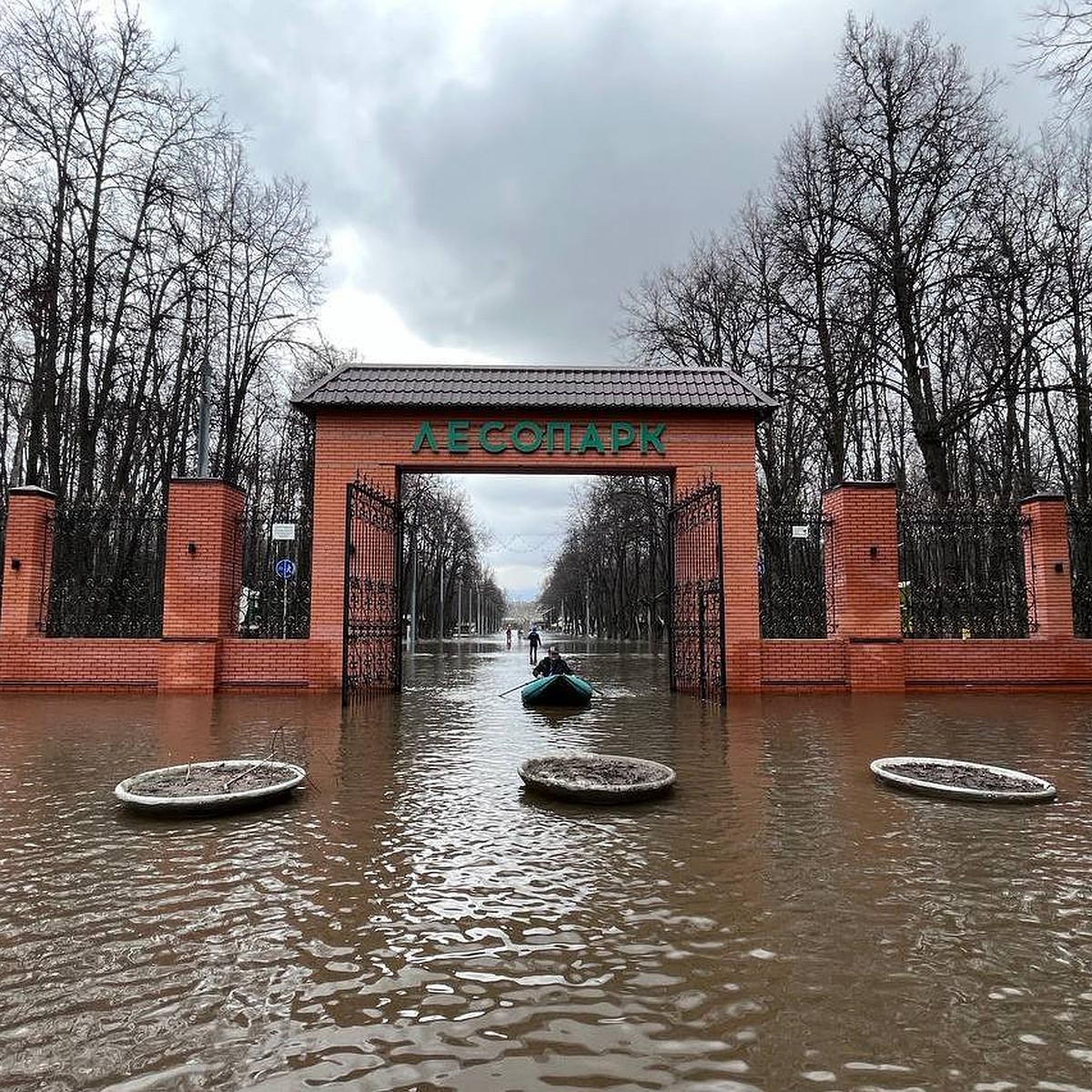 Половодье наступает на Рязань. Ока вышла за пределы Лесопарка и подбирается  к Торговому городку - KP.RU