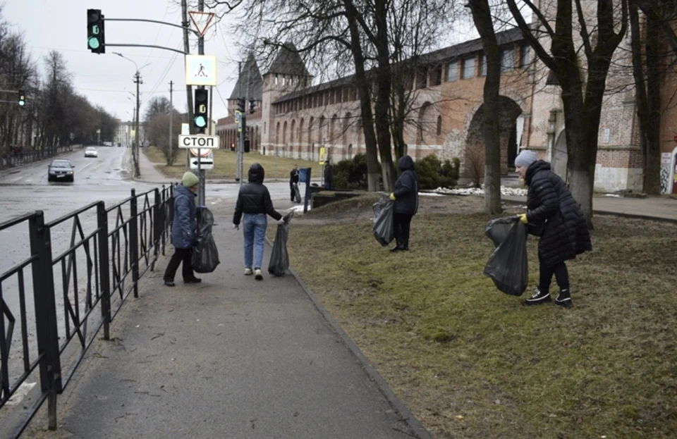 Общегородские субботники стартовали в Смоленске. Фото: пресс-служба администрации города.