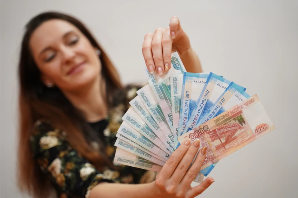 По данным экспертов, необходимая для счастья сумма растет в зависимости от уровня зарплаты и возраста.