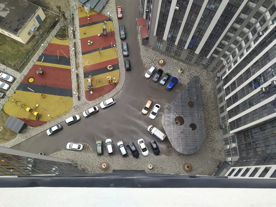 Воронежец упал с 19 этажа и приземлился на припаркованный у многоэтажки автомобиль