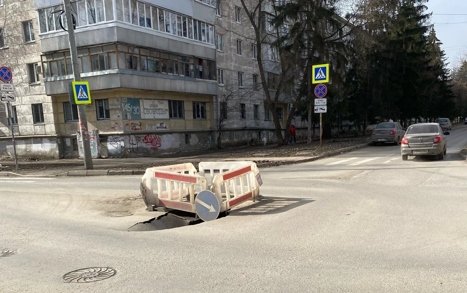 Асфальт обвалился еще больше. Фото "Честная Самара"