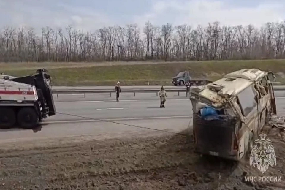 Попавший в аварию автобус уже поставили на колеса, а люди ждут новый транспорт. Фото: ГУ МЧС по Ростовской области