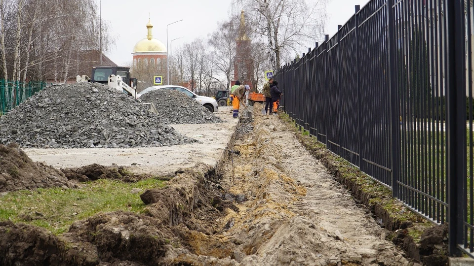 В Хотмыжске приступили к демонтажу дорожного полотна, бордюров и покрытия тротуаров.