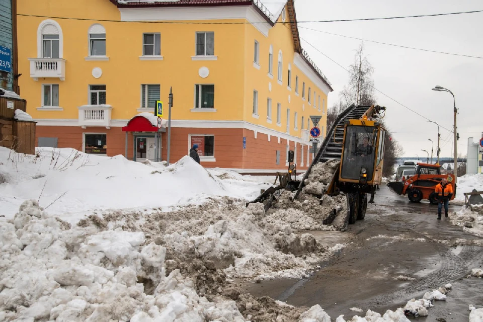 В Мурманске продолжается уборка снега в усиленном режиме. Фото: t.me/morar_51/1964