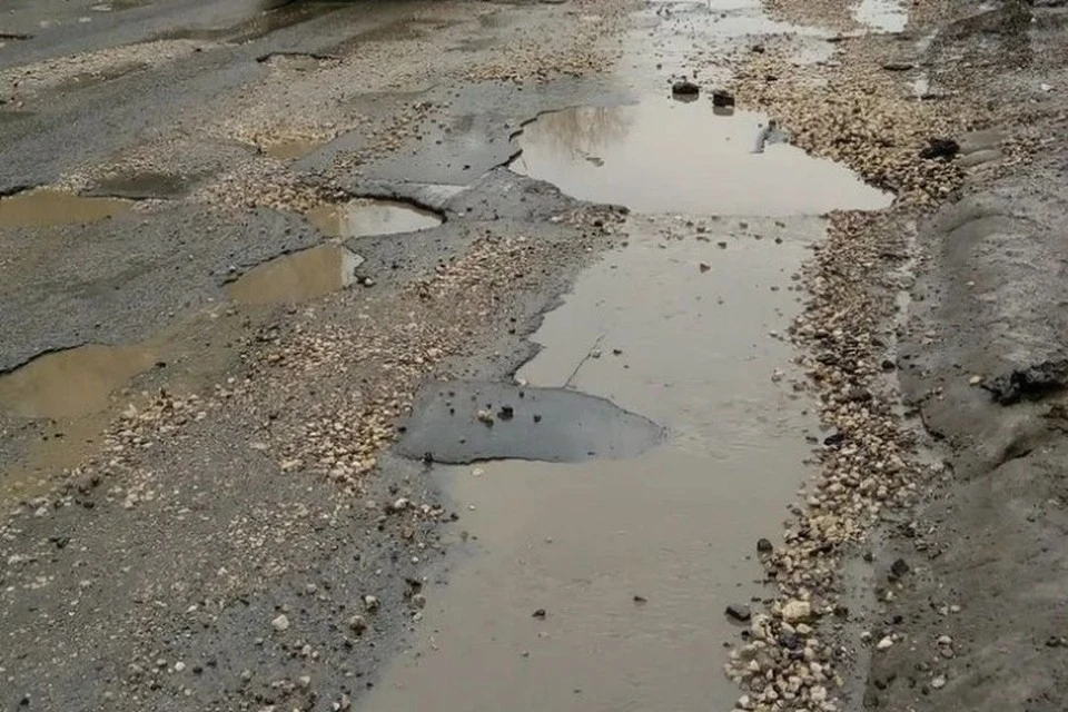 В мэрии назвали подтопление одной из причин разрушения дорог. Фото: читатель КП-Новосибирск.