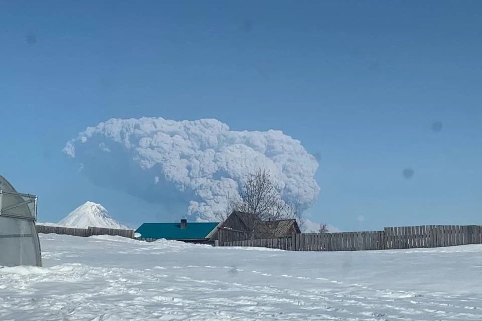 Вид на извержение вулкана Безымянный из поселка Козыревск. Фото: КФ ФИЦ ЕГС РАН