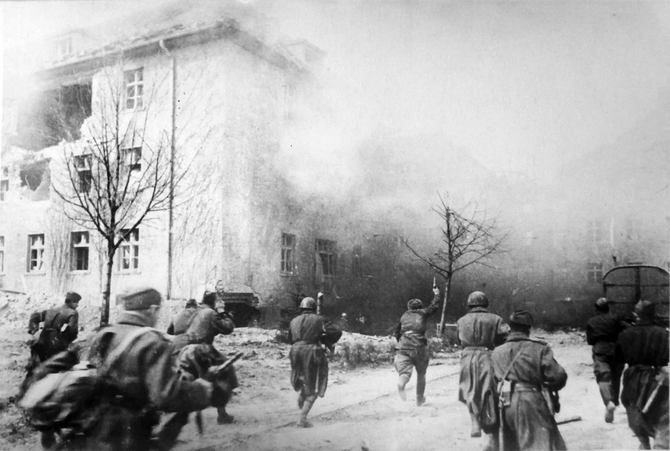 Советское подразделение в уличном бою в Кенигсберге.
