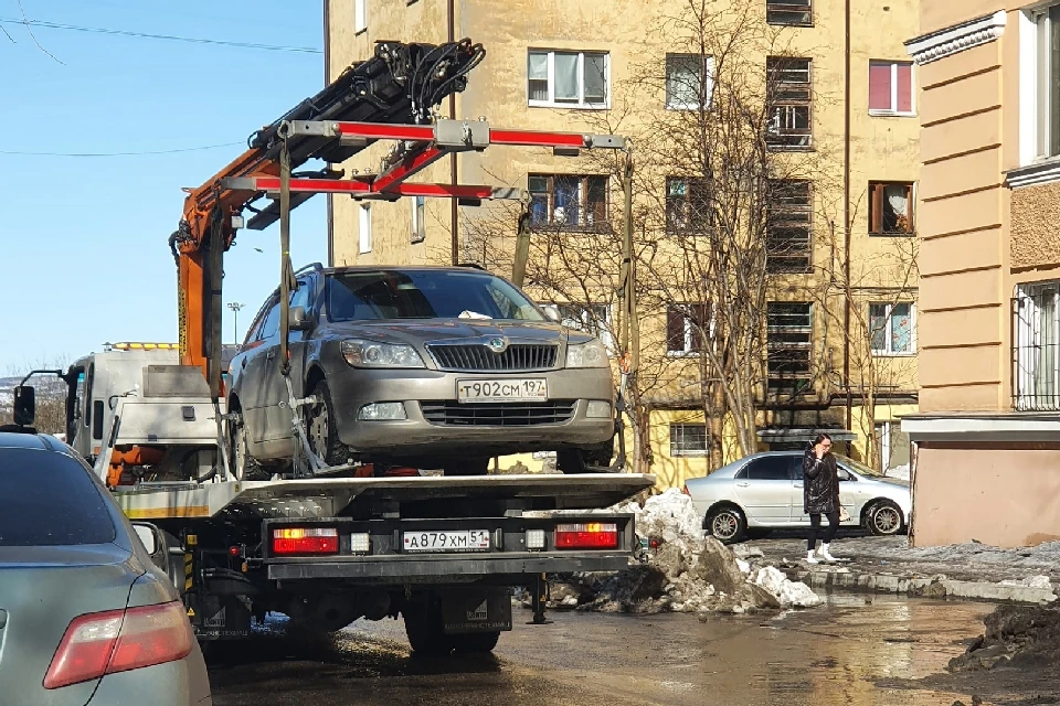 В центре города начали эвакуировать автомобили, которые мешают спецтехнике расчищать дворы. Фото: vk.com/murmansk_dtp