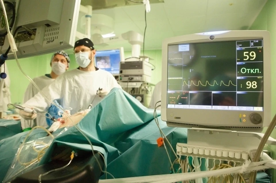На операции у Юлии присутствовали два врача, с ними беседуют следователи.