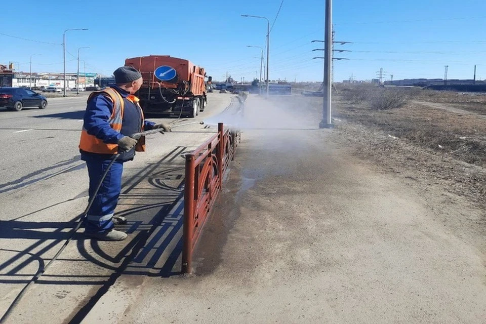 В Иркутске 200 рабочих приводят дороги в порядок после зимы