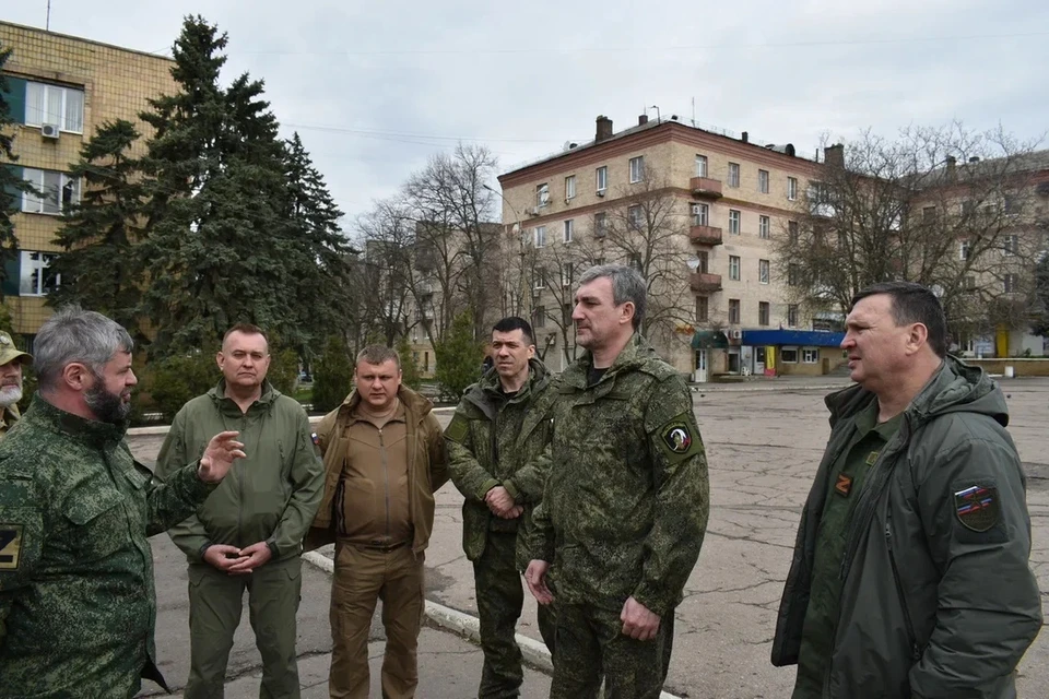 Губернатор Василий Орлов обсудил реконструкцию площади в Амвросиевке с главой района Игорем Лызовым. Фото: пресс-служба правительства Амурской области.